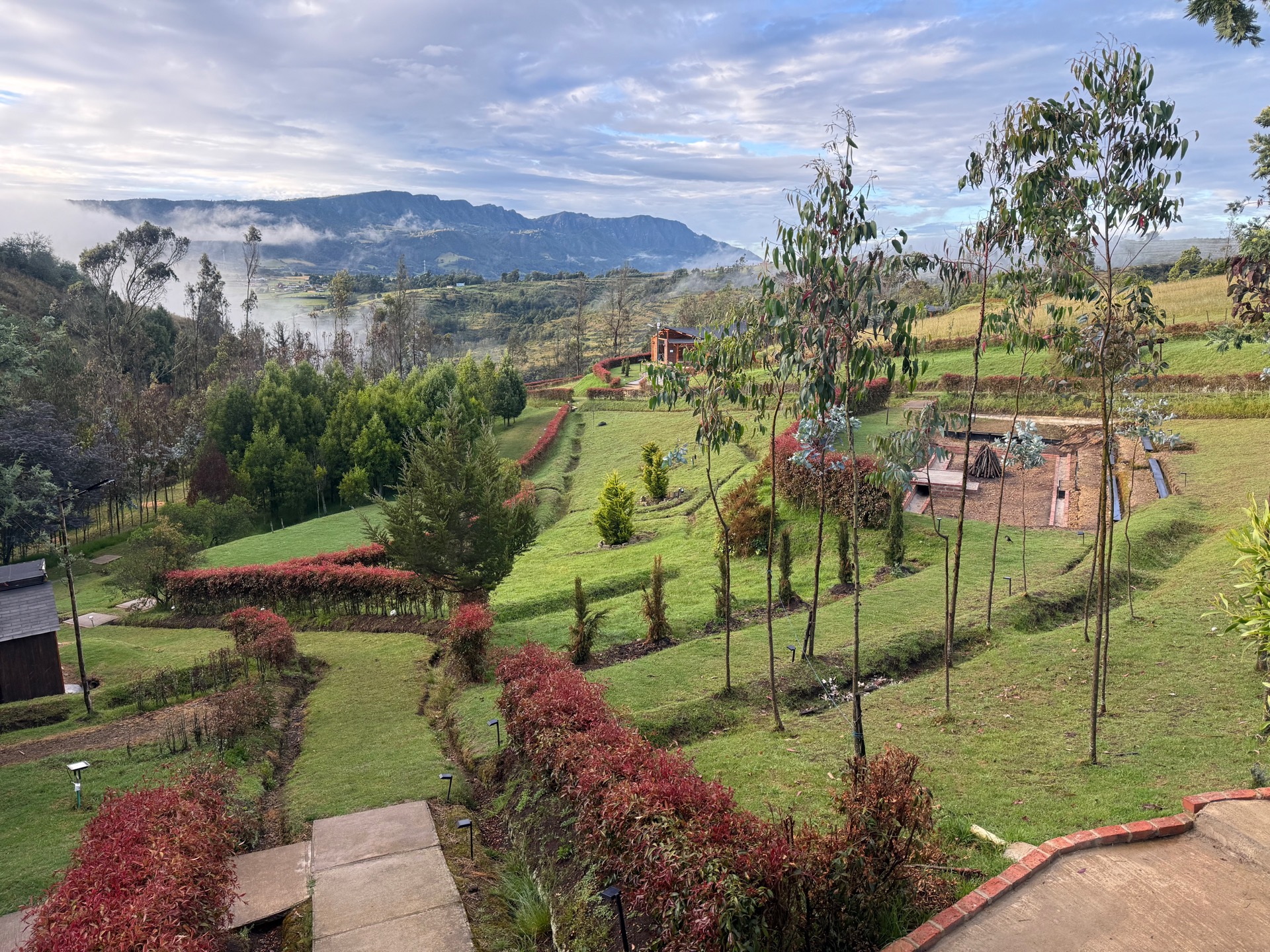 Vista del predio Gardens — jardines y montañas de Suesca