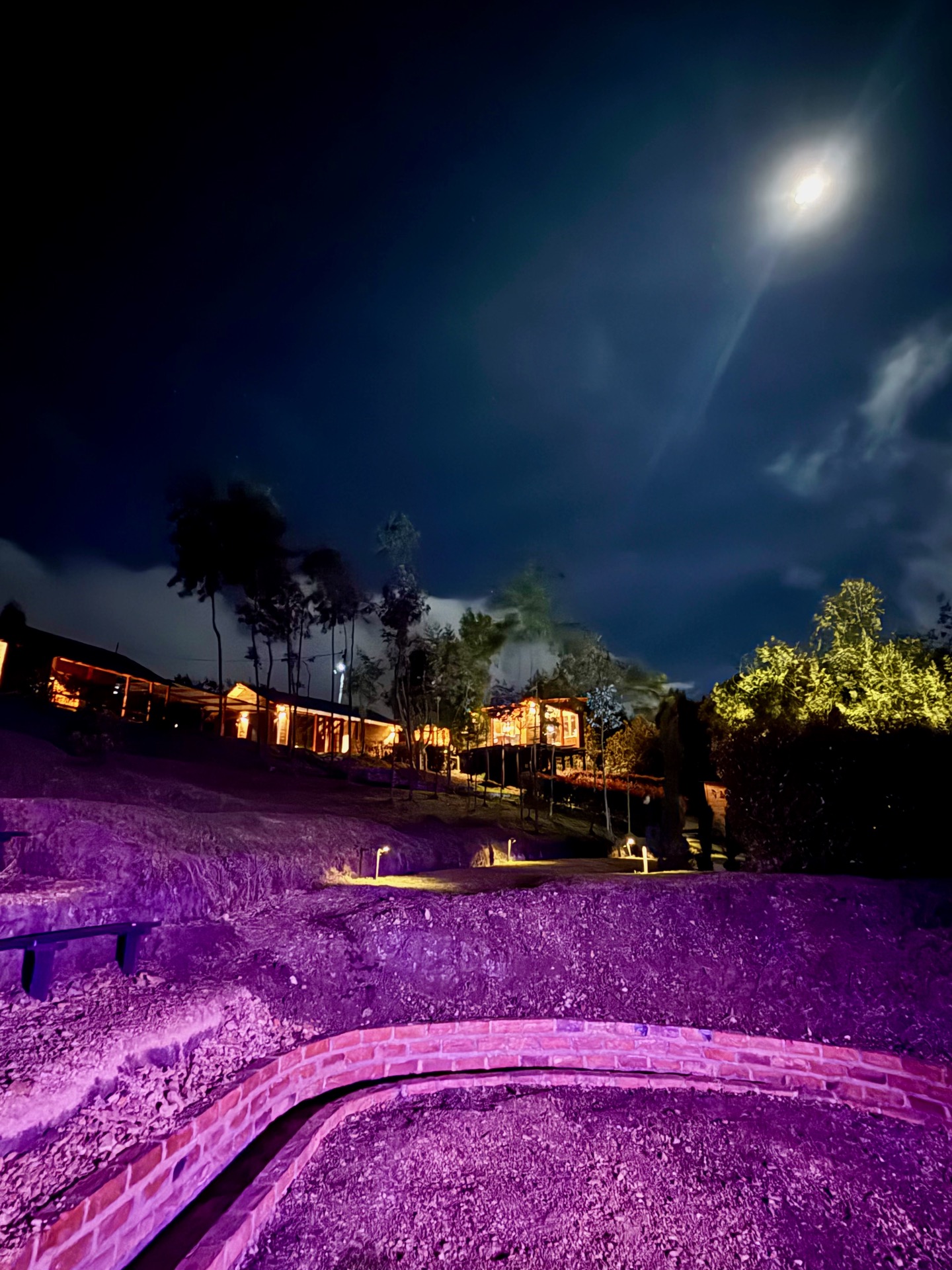 Noches Interlaken® — edificaciones iluminadas bajo luna llena